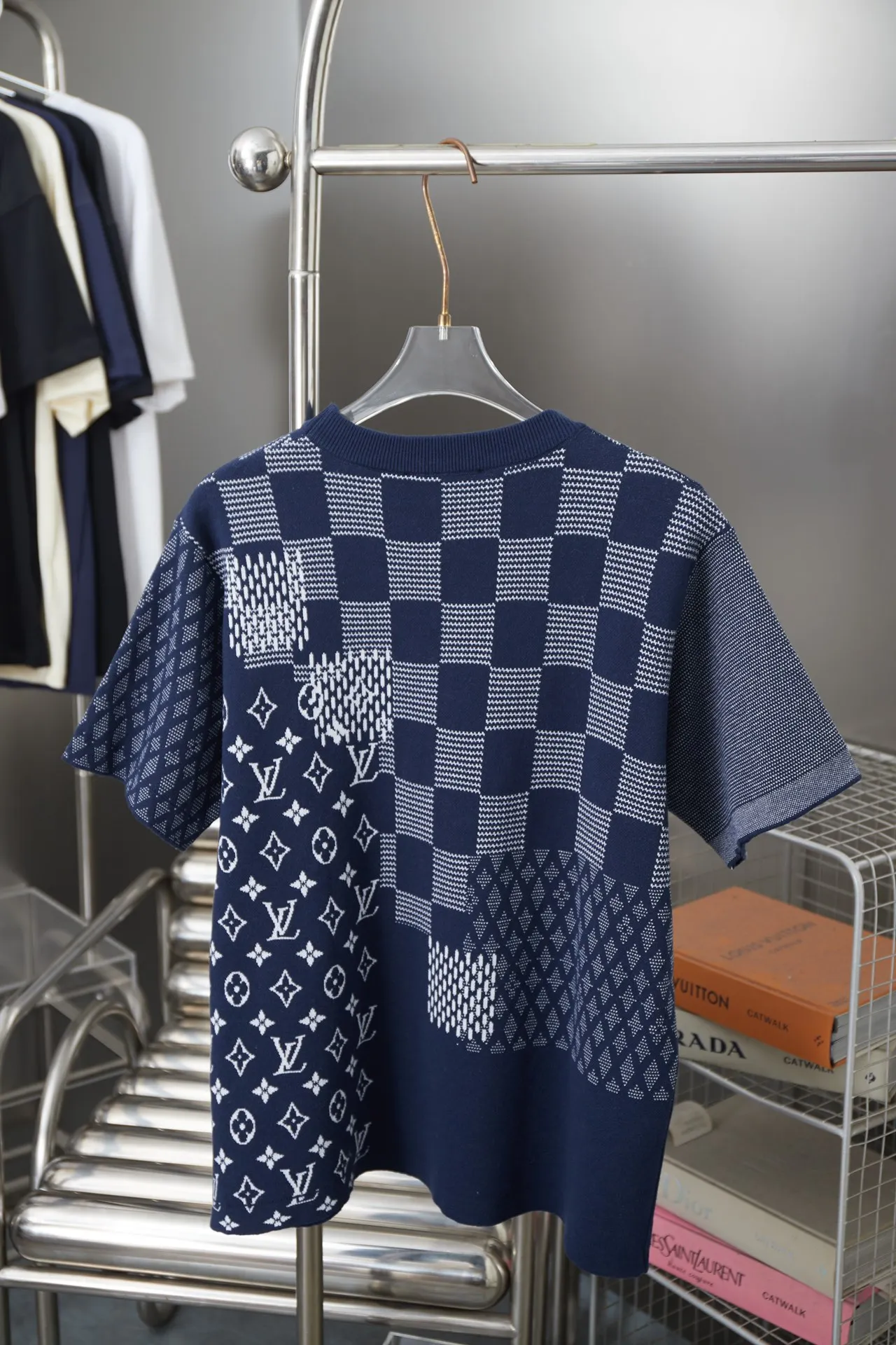 🅿️220 LV Louis 25ss spring and summer new style 3️⃣color jacquard knitted short-sleeved light luxury essential item for daily commuting for men and women Correct version Welcome to compare Detailed features · High-viscosity cotton material, high count cotton is added, dry and avoid stuffiness · Use exquisite intarsia patchwork technology to interpret Damier and Monogram patterns in soft indigo tones, with all-over intarsia patterns · Threaded neckline · Original main mark, washed tag, brand moisture-proof paper packaging Color: Blue Size: S/M/L/XL